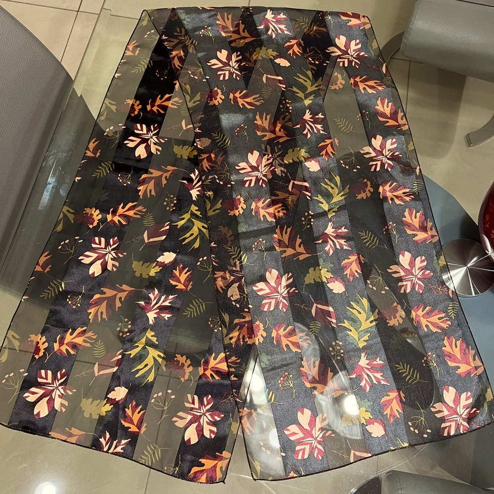 🔴 Floral print small scarf NWOT